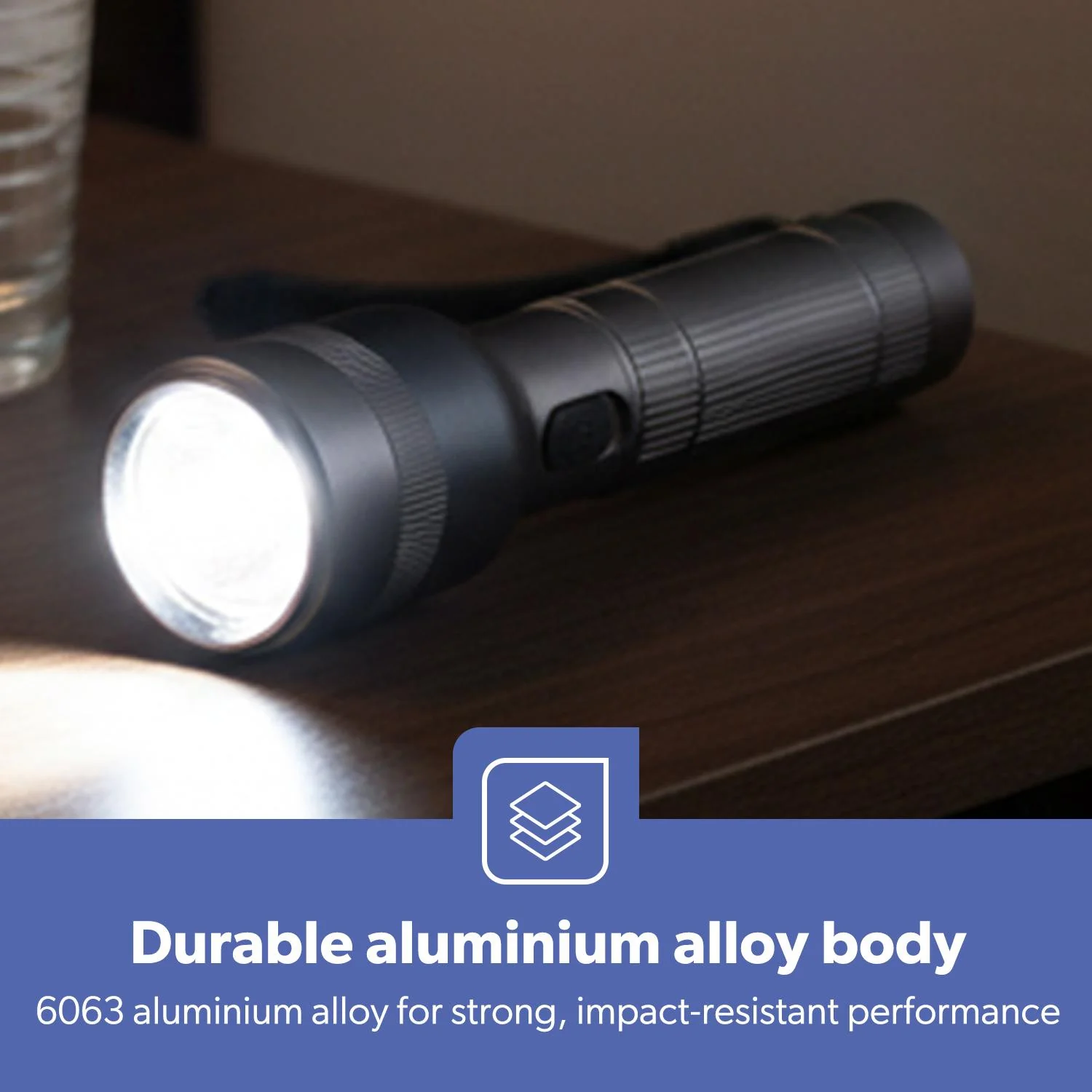 2000 Lumen Zoomable LED Flashlight 4000mAh Battery - Image 4