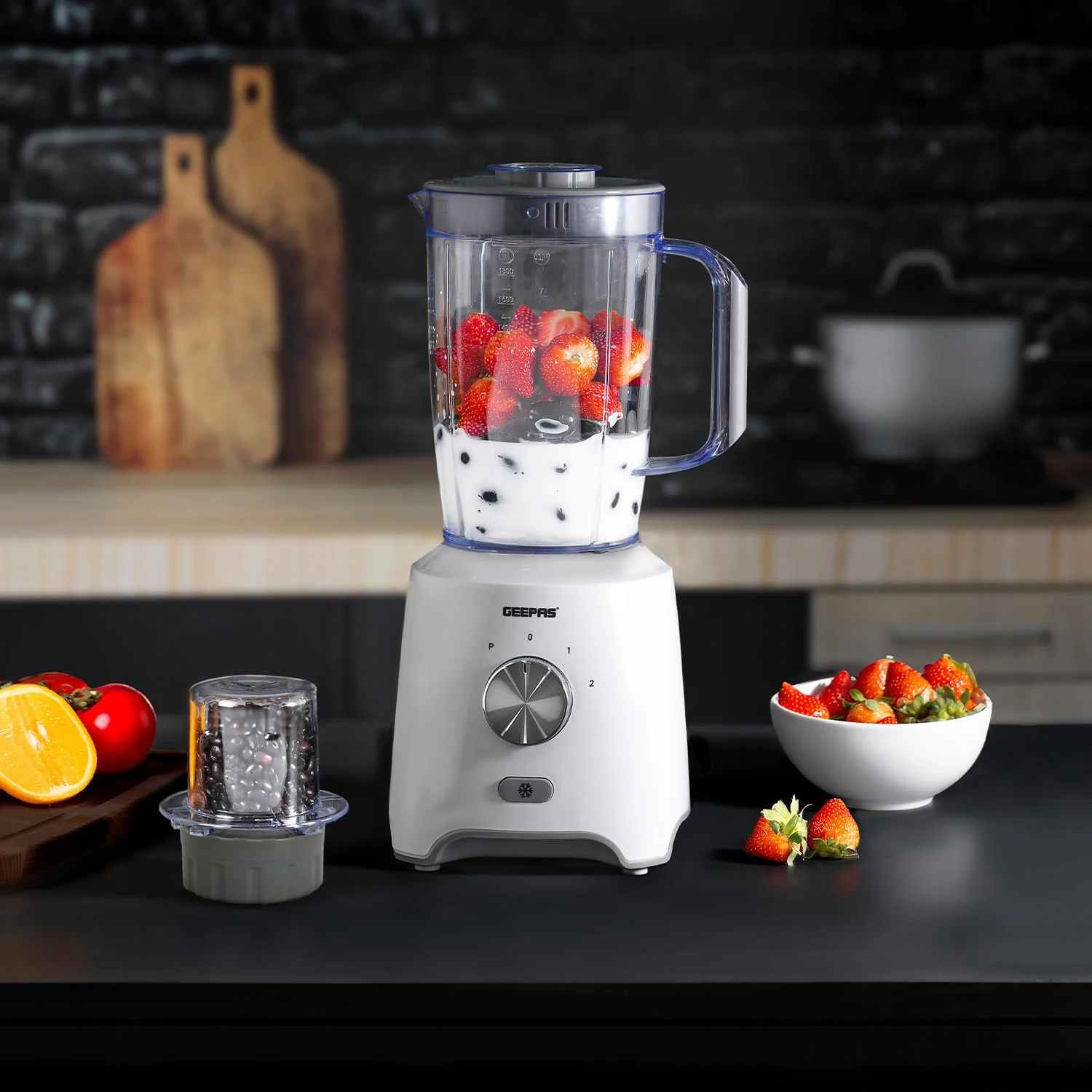 600W Countertop Ice Crushing Blender In White and Black - Image 2