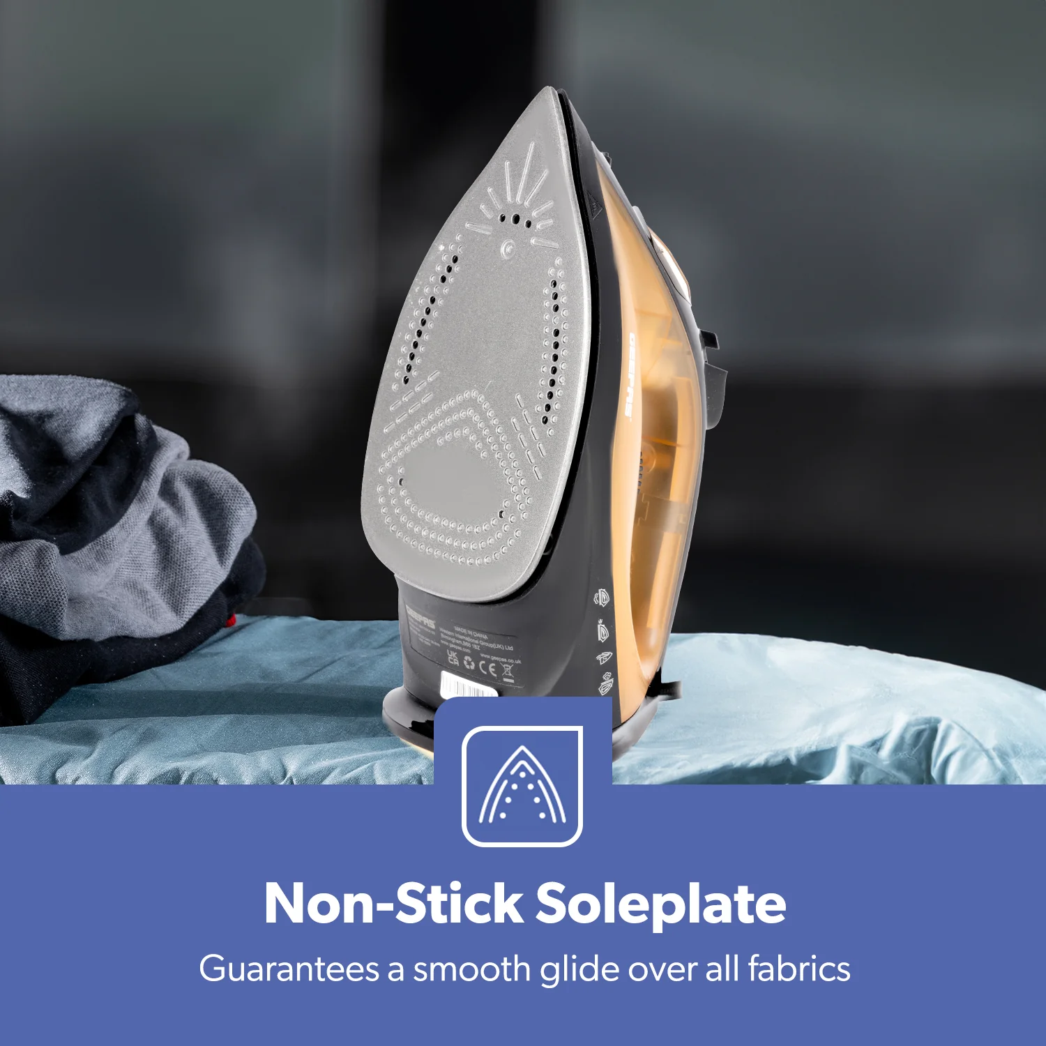 Black & Gold 1800W Non-Stick Steam Iron With Adjustable Temperature - Image 4